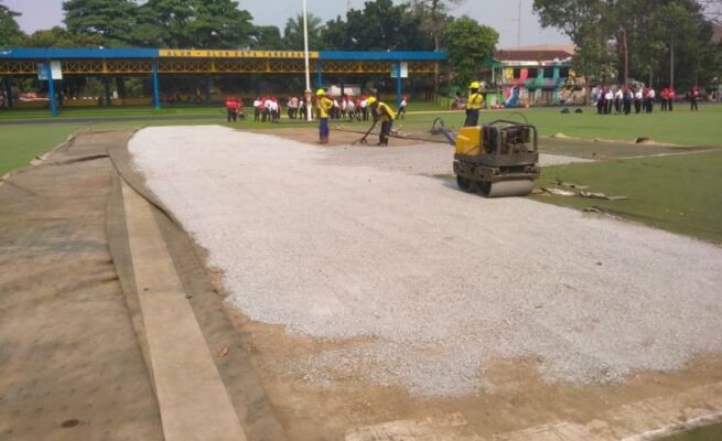 Proses peremajaan rumput Lapangan Ahmad Yani, Alun-Alun Kota Tangerang.