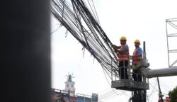Kegiatan penertiban kabel udara di Jl. Raden Fatah, Kelurahan Parung Serab, Kecamatan Ciledug, Kota Tangerang