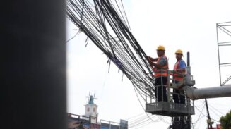 Kegiatan penertiban kabel udara di Jl. Raden Fatah, Kelurahan Parung Serab, Kecamatan Ciledug, Kota Tangerang