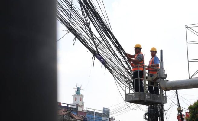 Kegiatan penertiban kabel udara di Jl. Raden Fatah, Kelurahan Parung Serab, Kecamatan Ciledug, Kota Tangerang