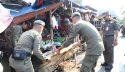 Petugas Satpol PP menertibkan pedagang yang berjualan di pinggir jalan Pasar Sipon, Kelurahan Cipondoh, Kecamatan Cipondoh, Kota Tangerang