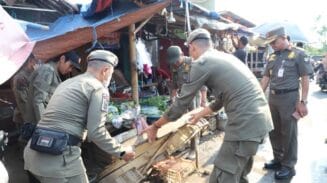 Petugas Satpol PP menertibkan pedagang yang berjualan di pinggir jalan Pasar Sipon, Kelurahan Cipondoh, Kecamatan Cipondoh, Kota Tangerang