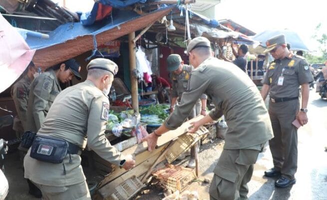 Petugas Satpol PP menertibkan pedagang yang berjualan di pinggir jalan Pasar Sipon, Kelurahan Cipondoh, Kecamatan Cipondoh, Kota Tangerang