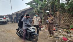 Satpol PP Kabupaten Tangerang membagikan masker untuk warga sekitar TPA Jatiwaringin, Rabu 1 Juli 2026.