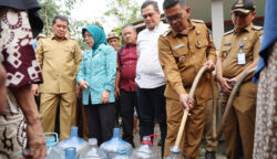 Gubernur Banten Andra Soni didampingi Bupati Tangerang Moch. Maesyal Rasyid dan jajaran terkait menyalurkan bantuan air bersih di Kampung Cangkring, Desa Magersari, dan Kampung Bugel Lebah, Desa Kadu Agung, Kecamatan Tigaraksa, Kabupaten Tangerang, Selasa, 28 Juli 2026.
