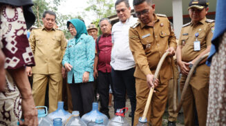Gubernur Banten Andra Soni didampingi Bupati Tangerang Moch. Maesyal Rasyid dan jajaran terkait menyalurkan bantuan air bersih di Kampung Cangkring, Desa Magersari, dan Kampung Bugel Lebah, Desa Kadu Agung, Kecamatan Tigaraksa, Kabupaten Tangerang, Selasa, 28 Juli 2026.