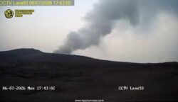 Gunung Anak Krakatau kembali mengalami erupsi, Senin 6 Juli 2026