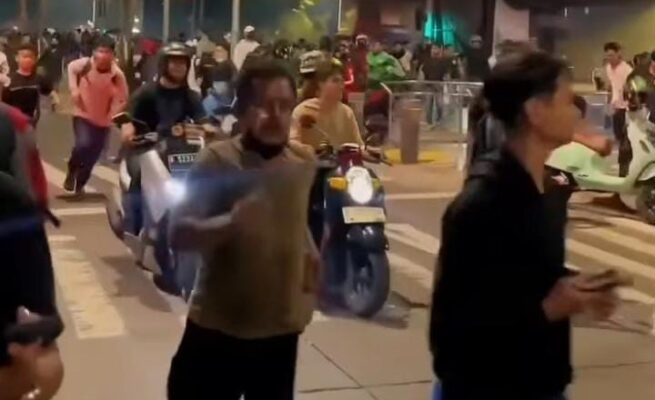 Sejumlah massa aksi berkumpul di kawasan Slipi dan Petamburan, Jakarta.
