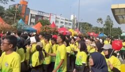 Para peserta Fun Walk & Run Festival melayangkan protes kepada pihak penyelenggara karena ketidaksesuaian fasilitas dan perlengkapan