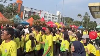 Para peserta Fun Walk & Run Festival melayangkan protes kepada pihak penyelenggara karena ketidaksesuaian fasilitas dan perlengkapan