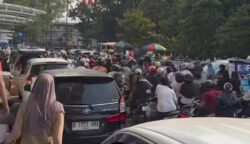 Antrean di pintu keluar Stadio Benteng Reborn, Kota Tangerang, yang menggunakan sistem palang parkir otomatis.