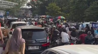 Antrean di pintu keluar Stadio Benteng Reborn, Kota Tangerang, yang menggunakan sistem palang parkir otomatis.