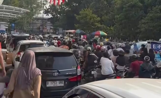 Antrean di pintu keluar Stadio Benteng Reborn, Kota Tangerang, yang menggunakan sistem palang parkir otomatis.