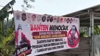 Spanduk penolakan safari politik Jokowi