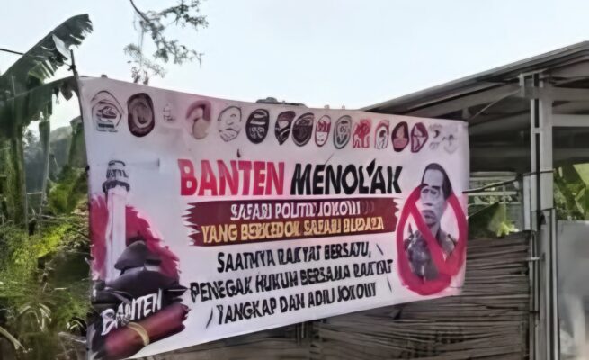 Spanduk penolakan safari politik Jokowi