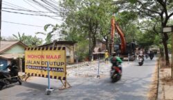 Petugas DPUPR Kota Tangerang menghancurkan jalan menggunakan metode breaking/demolition dengan alat berat di Jl. Marsekal Suryadarma, Neglasari, Kota Tangerang.