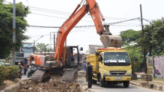 Perbaikan jalan oleh petugas DPUPR Kota Tangerang yang berlokasi di Jl, Garuda, Kecamatan Batuceper, Kota Tangerang