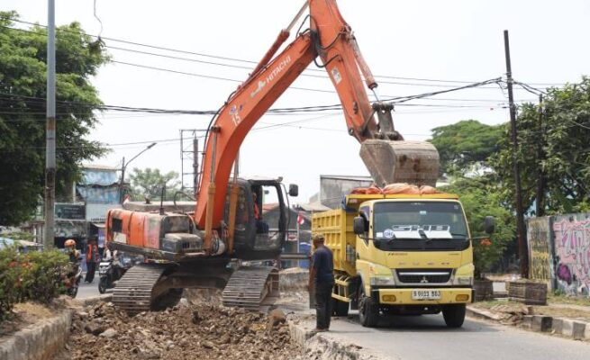 Perbaikan jalan oleh petugas DPUPR Kota Tangerang yang berlokasi di Jl, Garuda, Kecamatan Batuceper, Kota Tangerang