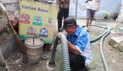 Ilustrasi petugas sedang melakukan sedot tinja di salah satu rumah warga di Kota Tangerang.