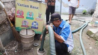 Ilustrasi petugas sedang melakukan sedot tinja di salah satu rumah warga di Kota Tangerang.