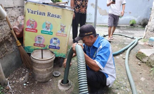 Ilustrasi petugas sedang melakukan sedot tinja di salah satu rumah warga di Kota Tangerang.