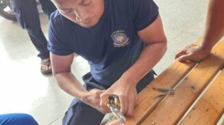 Petugas UPT Damkar Ciledug membantu memotong kuku jempol kaki kanan Salwah, 73, yang mengalami penebalan hingga 2 cm.