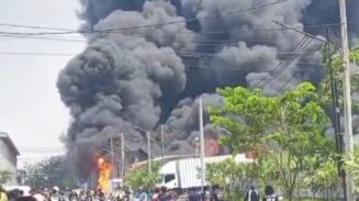 Kawasan Pergudangan Kosambi Permai, Jalan Raya Prancis, Desa Jati Mulya, Kecamatan Kosambi, Kabupaten Tangerang terbakar hebat pada Rabu, 16 September 2026, siang.