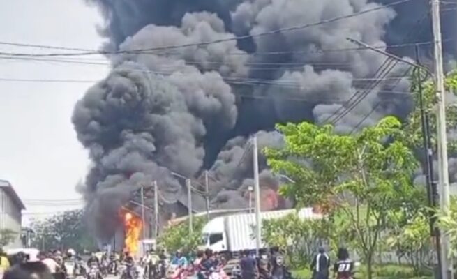 Kawasan Pergudangan Kosambi Permai, Jalan Raya Prancis, Desa Jati Mulya, Kecamatan Kosambi, Kabupaten Tangerang terbakar hebat pada Rabu, 16 September 2026, siang.