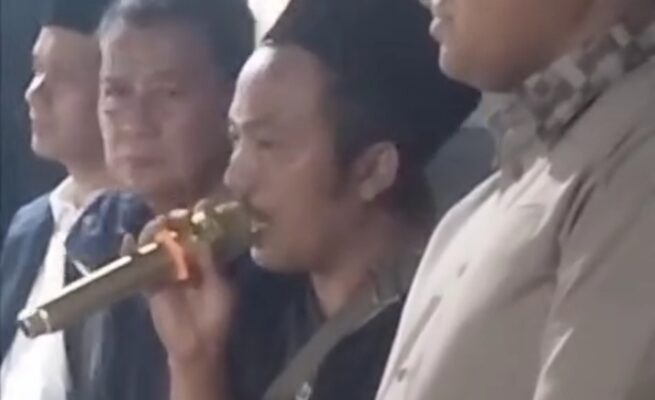 Aji Cahyono, pria yang membawa sajam dalam video viral pembubaran GKPI Rajeg, Kabupaten Tangerang, menyampaikan klarifikasi dan permohonan maaf.