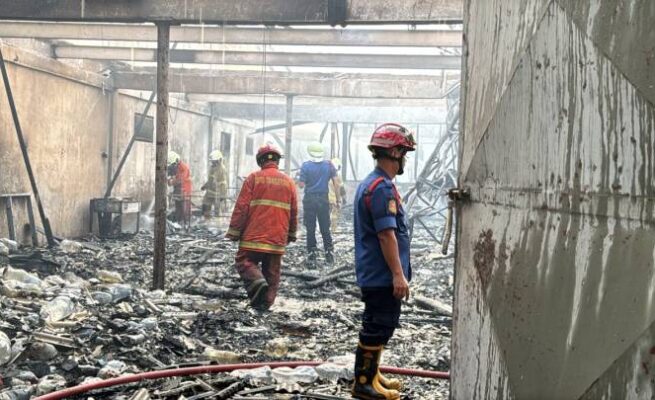Kebakaran melanda sebuah gudang yang sudah tidak terpakai di wilayah Tanah Tinggi, Kota Tangerang, Kamis, 24 September 2026.