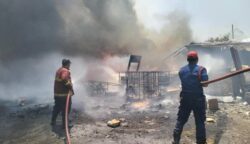 Petugas BPBD Kota Tangerang Padamkan Kebakaran Tumpukan Limbah di Cibodas