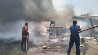 Petugas BPBD Kota Tangerang Padamkan Kebakaran Tumpukan Limbah di Cibodas
