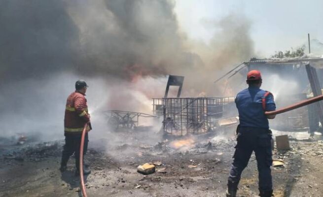 Petugas BPBD Kota Tangerang Padamkan Kebakaran Tumpukan Limbah di Cibodas