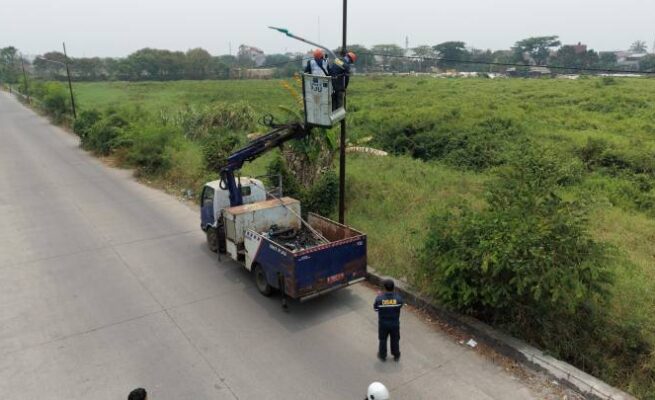 Petugas Dishub Kota Tangerang unit PJU memperbaiki lampu Penerangan Jalan Umum (PJU) di kawasan Situ Bulakan, Periuk, Kota Tangerang.