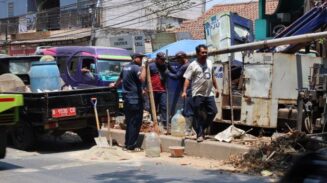 Penanganan tiang PJU roboh di Jalan Marsekal Suryadarma, Kelurahan Selapajang, Kecamatan Neglasari, Kota Tangerang, Senin 14 September 2026