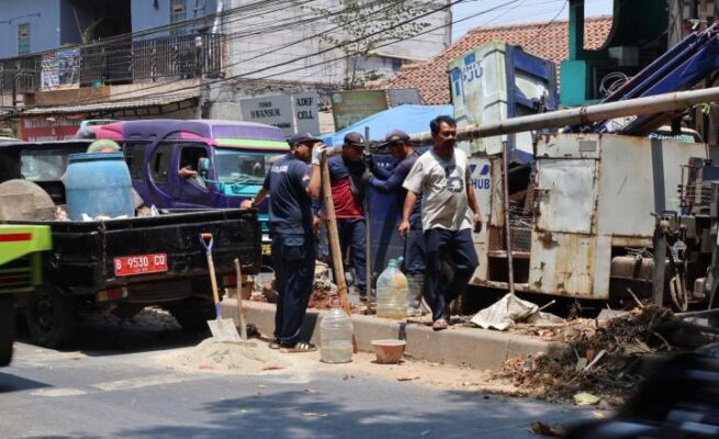 Penanganan tiang PJU roboh di Jalan Marsekal Suryadarma, Kelurahan Selapajang, Kecamatan Neglasari, Kota Tangerang, Senin 14 September 2026