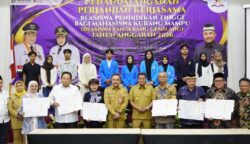 Penandatanganan kerja sama beasiswa Tangerang Gemilang dilakukan oleh Sekretaris Daerah Kabupaten Tangerang, Soma Atmaja dengan pimpinan 26 perguruan tinggi mitra, dan disaksikan langsung oleh Bupati Tangerang Moch. Maesyal Rasyid, beserta kepala OPD jajaran, di Ballroom Yasmin, Kelurahan Binong, Kec. Curug, Senin, 31 Agustus 2026.