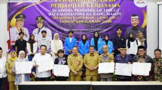 Penandatanganan kerja sama beasiswa Tangerang Gemilang dilakukan oleh Sekretaris Daerah Kabupaten Tangerang, Soma Atmaja dengan pimpinan 26 perguruan tinggi mitra, dan disaksikan langsung oleh Bupati Tangerang Moch. Maesyal Rasyid, beserta kepala OPD jajaran, di Ballroom Yasmin, Kelurahan Binong, Kec. Curug, Senin, 31 Agustus 2026.