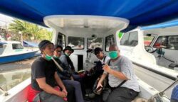 Rombongan jurnalis yang hendak meliput aktivitas Gunung Anak Krakatau sebelum berangkat berlayar.