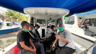 Rombongan jurnalis yang hendak meliput aktivitas Gunung Anak Krakatau sebelum berangkat berlayar.