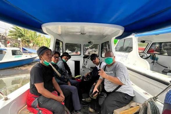 Rombongan jurnalis yang hendak meliput aktivitas Gunung Anak Krakatau sebelum berangkat berlayar.