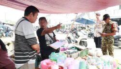 Petugas operasi gabungan memberikan imbauan kepada Pedagang Kaki Lima (PKL) di Kawasan Pasar Anyar, Kota Tangerang.