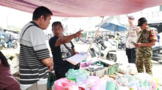 Petugas operasi gabungan memberikan imbauan kepada Pedagang Kaki Lima (PKL) di Kawasan Pasar Anyar, Kota Tangerang.