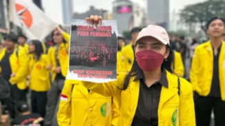 Massa aksi demonstrasi mahasiswa BEM Universitas Indonesia (UI)