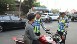 Personel Satlantas Polresta Tangerang memberhentikan pengendara yang tidak mengenakan helm dalam Operasi Patuh 2026.