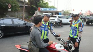 Personel Satlantas Polresta Tangerang memberhentikan pengendara yang tidak mengenakan helm dalam Operasi Patuh 2026.
