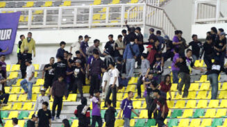 Kericuhan antar suporter Persita dan Persija di Banten International Stadium, Sabtu 17 Oktober 2026.