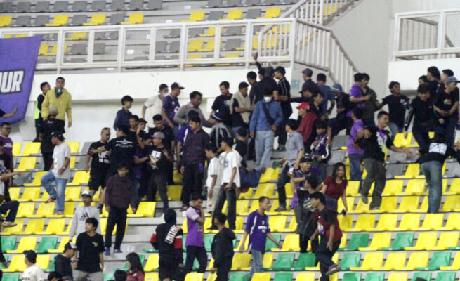 Kericuhan antar suporter Persita dan Persija di Banten International Stadium, Sabtu 17 Oktober 2026.