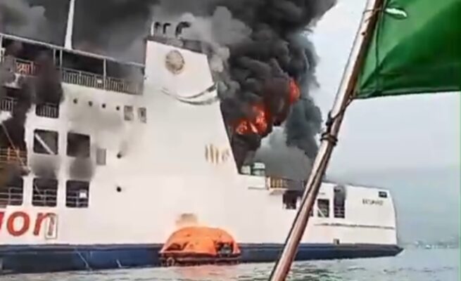 KMP Batumandi terbakar di perairan Selat Sunda dekat Dermaga 6 ASDP Merak, Kelurahan Mekarsari, Kecamatan Pulomerak, Kota Cilegon, Banten.