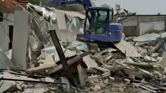 Klaster bangunan mewah di Lapas Kelas IIA Cibinong, Bogor, Jawa Barat, dirobohkan.